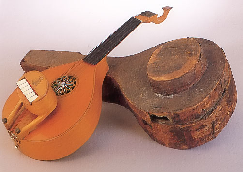 An English guittar by Preston, London, 1785, in the National Music Museum (Vermillion, SD, USA)