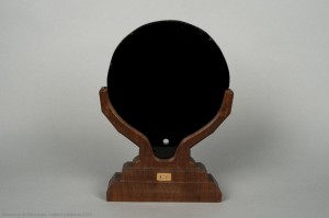 Obsidian Mirror, in later wooden frame. 1400-1520. Object: 09996. Museum of the Americas, Madrid.Gonzalo Cases Ortega.  Rights Reserved. © Ministerio de Educación, Cultura y Deporte.