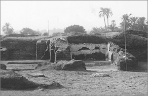 Excavation photograph of 1923, viewed to the south, showing the bathroom (right) and the remains of a bedroom (left). Amarna Project website.  www. amarnaproject.com	Rights Reserved.  