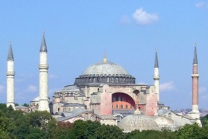 Hagia Sophia, photographed in 2004. German Wikipedia user: Benutzer. CC-BY-SA-3.0.	 